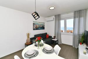 uma sala de estar com uma mesa e um sofá em Mamma Mia Lux Apartment em Rijeka
