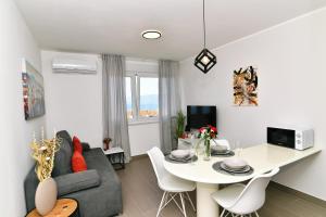 un soggiorno con un divano e un tavolo da pranzo di Mamma Mia Lux Apartment a Fiume (Rijeka)