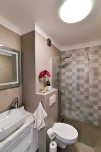 un bagno con lavandino, WC e doccia di Mamma Mia Lux Apartment a Fiume (Rijeka) Altre 44 foto