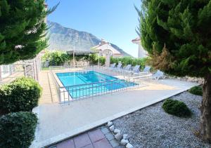 - une piscine dans une cour entourée de chaises dans l'établissement Villa Arnna 5 in Oludeniz, Private Pool, 4 Bedroom,, à Fethiye