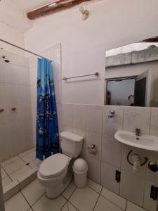 un bagno con un water e un lavandino di Chelitos Backpacker a Cuzco