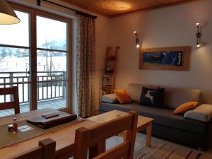Χώρος καθιστικού στο Appartements gosaukamm.com