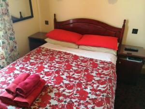 a bed room with a red and white striped bedspread at Bellevue Guest House in Edinburgh