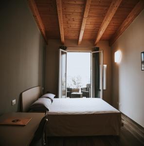 A bed or beds in a room at Hotel Cavallo Bianco