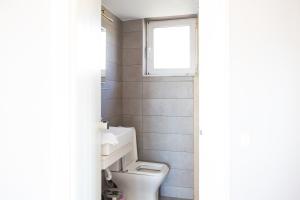 A bathroom at Yasmine Apartments and Rooms