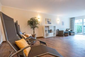 ein Wohnzimmer mit Sessel und Couch in der Unterkunft Appartement "Karat" mit Penthouseflair - Oase am Haff in Garz