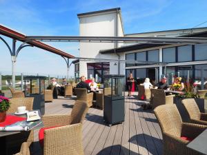 Ein Restaurant oder anderes Speiselokal in der Unterkunft Appartement "Karat" mit Penthouseflair - Oase am Haff 