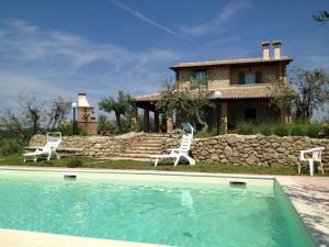 una casa con piscina frente a una casa en Villa Tilla, en Gualdo Cattaneo