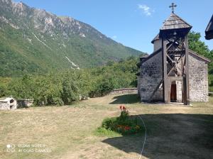 Vista generica sulle montagne o vista sulle montagne dall'interno del villaggio turistico