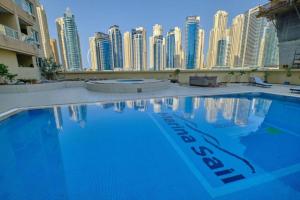 Bazén v ubytování Lovely 1-bedroom apartment in the heart of Dubai marina nebo v jeho okolí