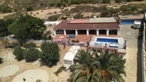 una vista aérea de una casa con una palmera en Recovery Mountain Homestay, en Alicante