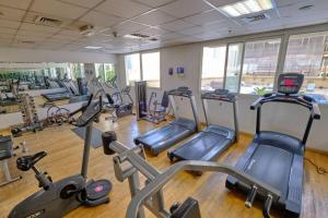 Fitness centrum a/nebo fitness zařízení v ubytování Lovely 1-bedroom apartment in the heart of Dubai marina