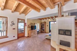 una gran sala de estar con chimenea y techos de madera. en chalet con piscina e vista panoramica, en Colico