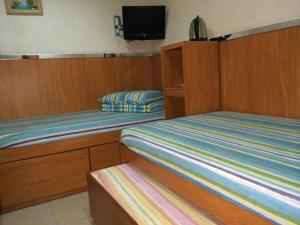 Un pat sau paturi într-o cameră la Fortune Hotel