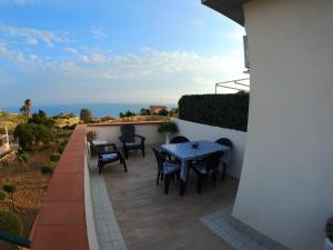 un patio con tavolo, sedie e vista sull'oceano di Deep Sea Residence a Agrigento