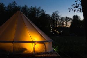 布羅斯特的住宿－Jammerbugt Glamping，一张桌子上的一个有照明的帐篷