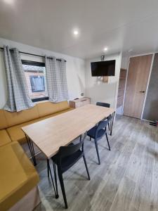 Imagen de la galería de Mobil Home XXL2 4 chambres - Camping Bordeaux Lac, en Bruges