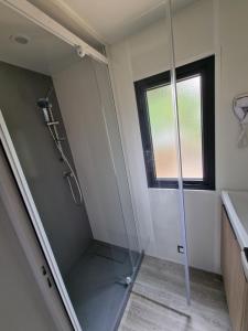 Ett badrum på Mobil Home XXL2 4 chambres - Camping Bordeaux Lac