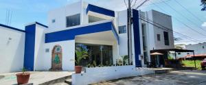 a house with blue and white walls at Hotel boutique turquesa in Tapachula