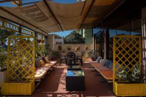 un patio con un mucchio di letti sopra di Hotel Ping Pong a Lido di Ostia