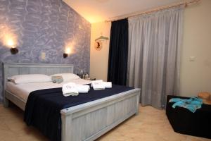 En eller flere senger på et rom på GreKa Ionian Suites