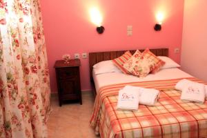 En eller flere senger på et rom på GreKa Ionian Suites