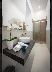 een badkamer met een wastafel en een douche bij Downtown Napoli b&b - e si nun canto moro in Napels
