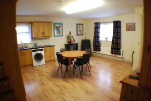 Kuchyň nebo kuchyňský kout v ubytování Cosy 2-Bed Cottage in Sligo