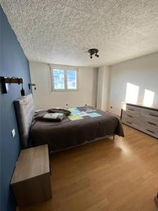 Un dormitorio con una cama y una mesa. en Maison Rurale En Bordure De Forêt en Schirmeck