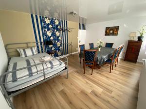 Schlafzimmer mit einem Bett, einem Tisch und Stühlen in der Unterkunft Ferienwohnung Storchennest in Helmstedt
