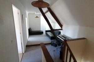 een kamer met een trap, een bureau en een trap bij Maison chaleureuse et de détente avec piscine et spa in Chassemy