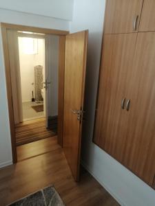 Apartments by Ernes City Hall Sarajevo في سراييفو: غرفة بها باب ومرآة وممر