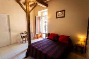 A bed or beds in a room at Gîte du Jardin