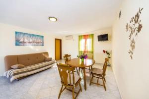 TV a/nebo společenská místnost v ubytování Apartment Nin beach
