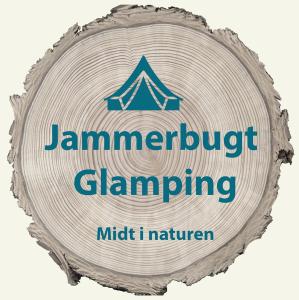 a sign for ajcjcjc clamped on a log w obiekcie Jammerbugt Glamping w mieście Brovst