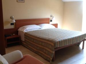 Tempat tidur dalam kamar di Cerruti Hotel