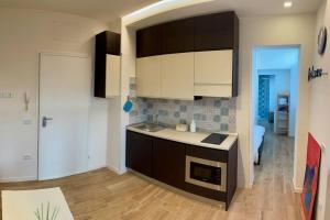 una cucina con lavandino e piano cottura di Potenza Studio - in Centro Città a Potenza