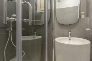 A bathroom at Green House Morin - San Pietro