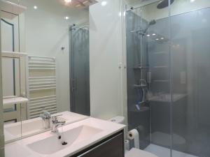 Ένα μπάνιο στο Villa Mes Souvenirs 1er étage Wifi Lit fait Taxe de Séjour Incluse +17 φωτογραφίες