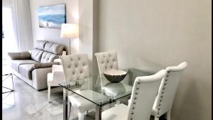 A seating area at MI CAPRICHO 2F BEACHFRONT- Apartment with sea view - Costa del Sol