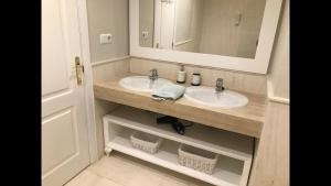 A bathroom at MI CAPRICHO 2F BEACHFRONT- Apartment with sea view - Costa del Sol
