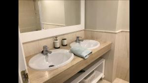 A bathroom at MI CAPRICHO 2F BEACHFRONT- Apartment with sea view - Costa del Sol