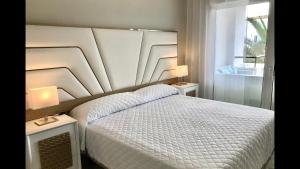 A bed or beds in a room at MI CAPRICHO 2F BEACHFRONT- Apartment with sea view - Costa del Sol