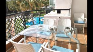 A balcony or terrace at MI CAPRICHO 2F BEACHFRONT- Apartment with sea view - Costa del Sol