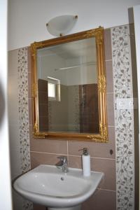 A bathroom at Lívia Apartman Hévíz