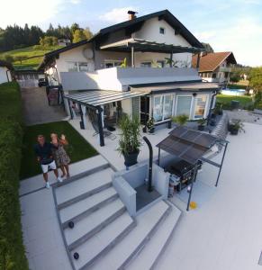 two people standing in front of a house at Ferienwohnung Dani in Köttmannsdorf