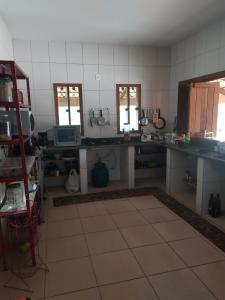 Habitación con cocina con encimera. en Casa Verde en Pirenópolis