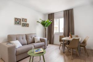 Ein Sitzbereich in der Unterkunft Apartamentos Venecia