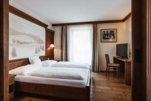 Łóżko lub łóżka w pokoju w obiekcie Kristallhotel Corona-Krone