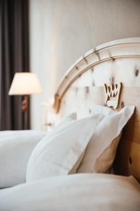 Łóżko lub łóżka w pokoju w obiekcie Kristallhotel Corona-Krone